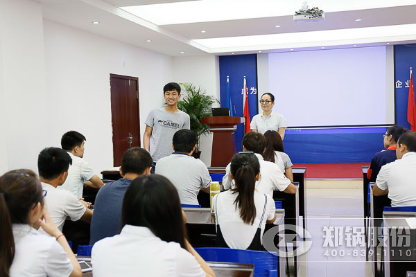 新員工進行自我介紹