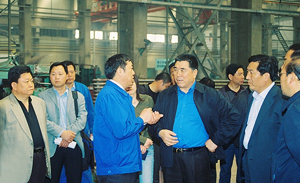 原河南省省長(zhǎng)李成玉、副省長(zhǎng)史濟(jì)春在公司車間視察工作